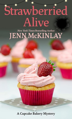 Jenn McKinlay: Strawberried Alive (2022, Cengage Gale)