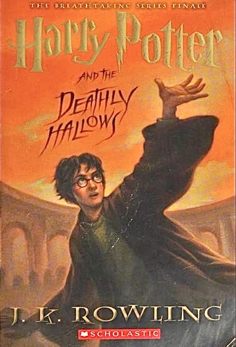 J. K. Rowling: Harry Potter and the Deathly Hallows (Paperback, 2009, Arthur A. Levine Books an imprint of Scholastic Inc.)