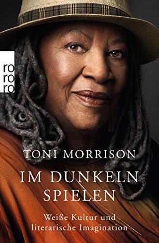 Toni Morrison: Im Dunkeln spielen (Paperback, Rowohlt Taschenbuch)