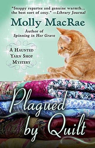 Molly MacRae: Plagued By Quilt (Paperback, Kennebec Large Print)